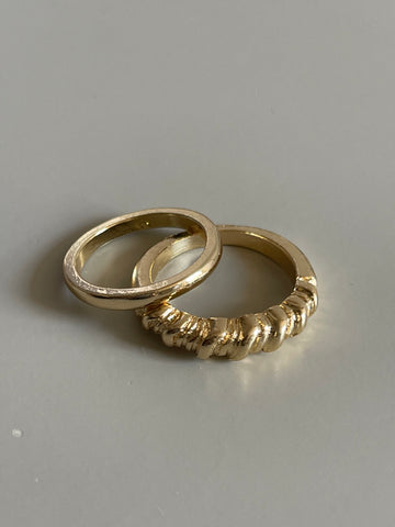 Half Twist & Band Ring Set In Gold