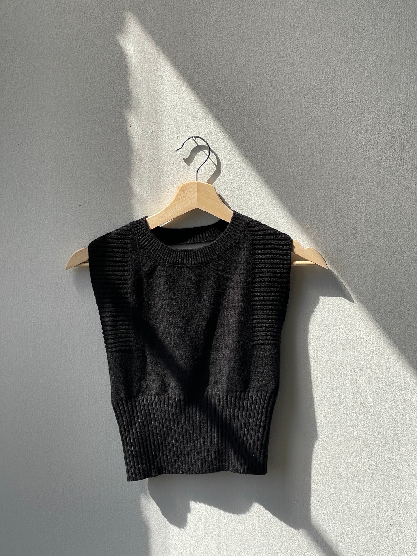 Chelsea Open Back Cropped Sweater Vest In Black
