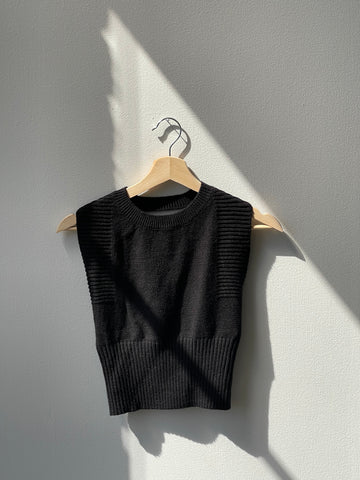 Chelsea Open Back Cropped Sweater Vest In Black
