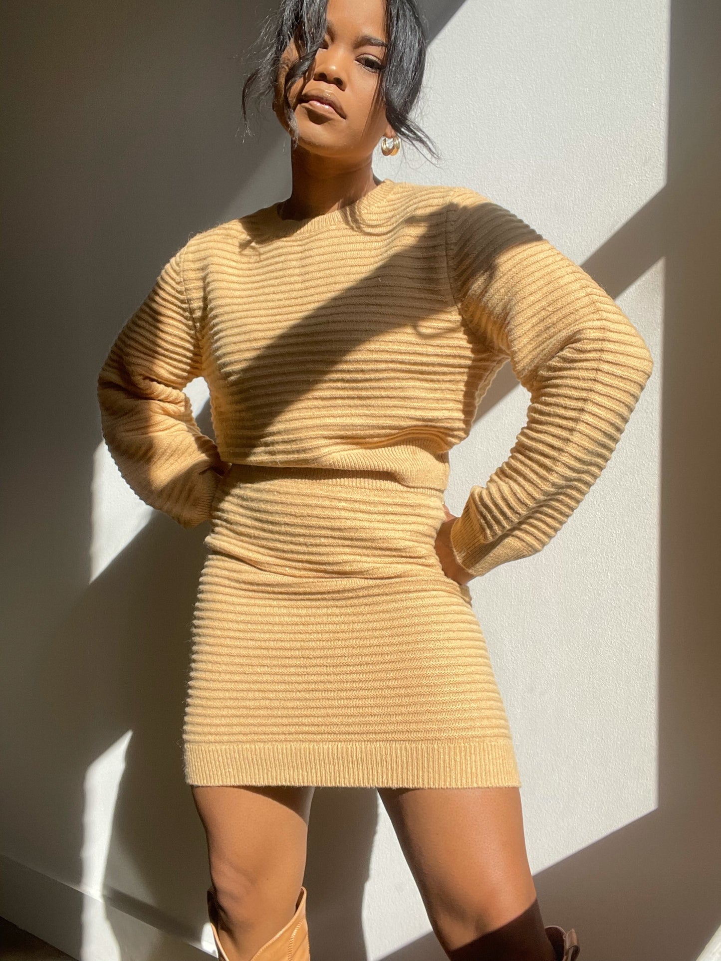 Tallulah Balloon Sleeve Cropped Sweater In Tan