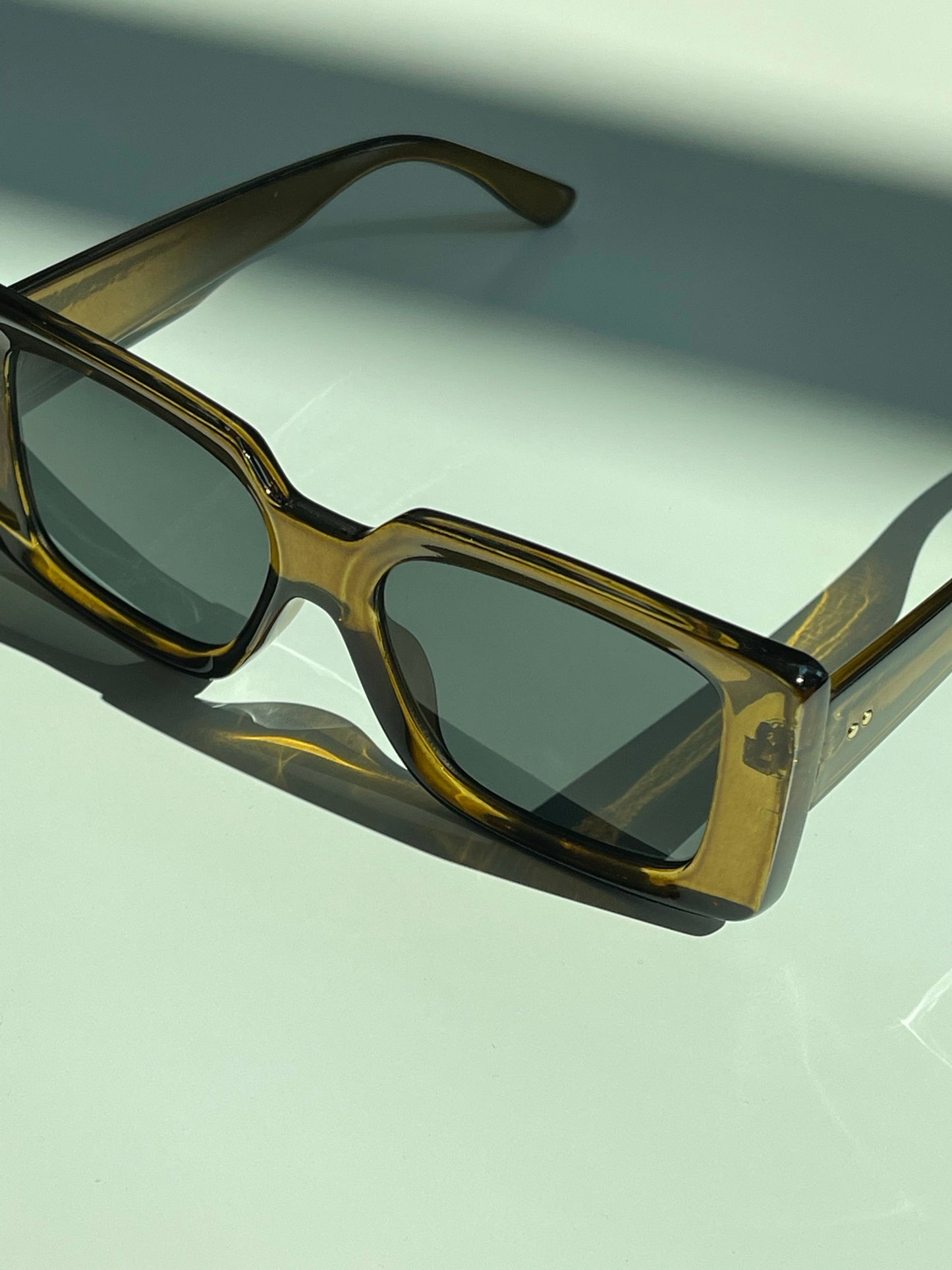 Tegan 70s Style Box Frame Sunglasses In Olive