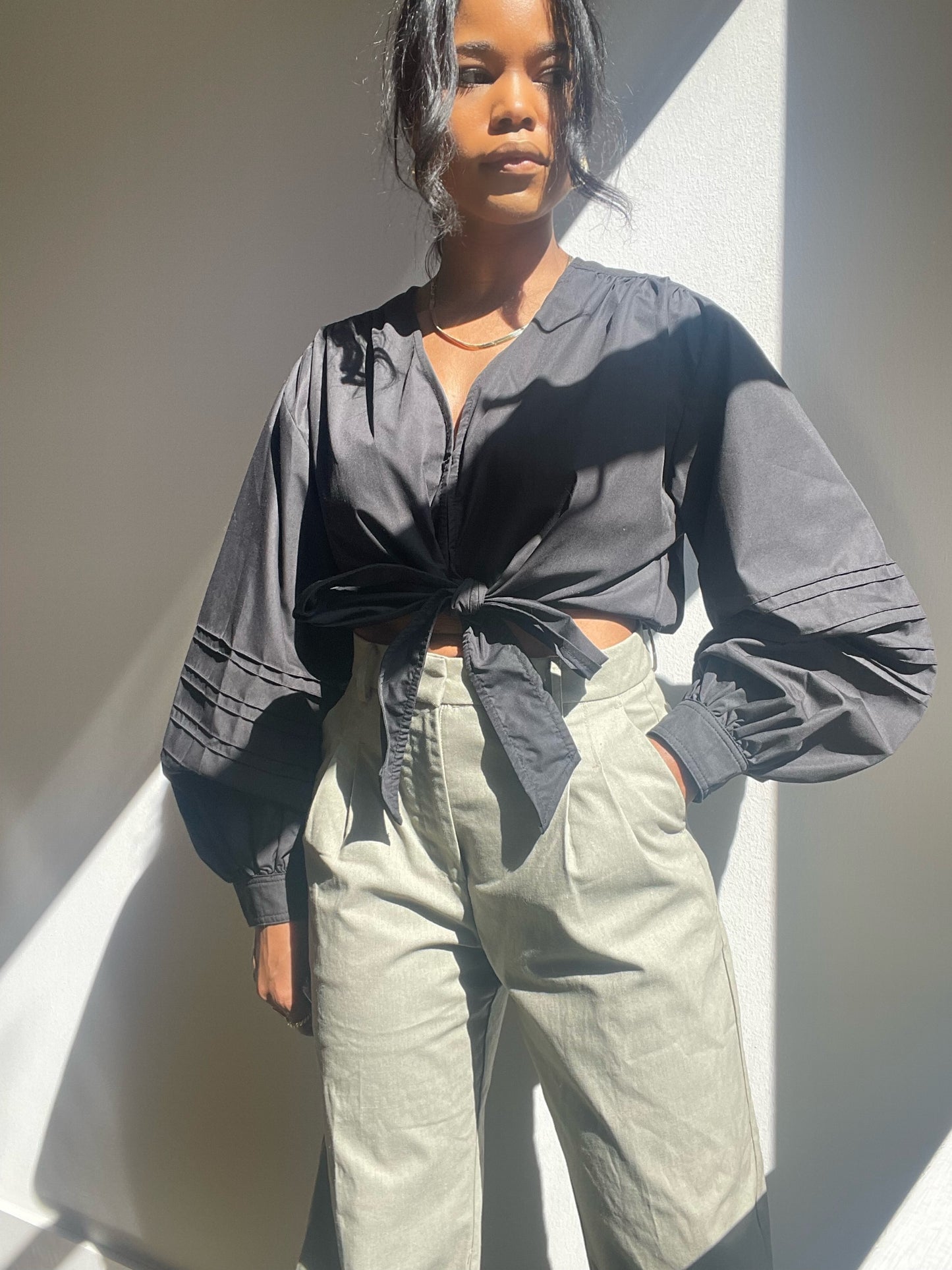Dana Puff Sleeve Tie Crop Top In Black