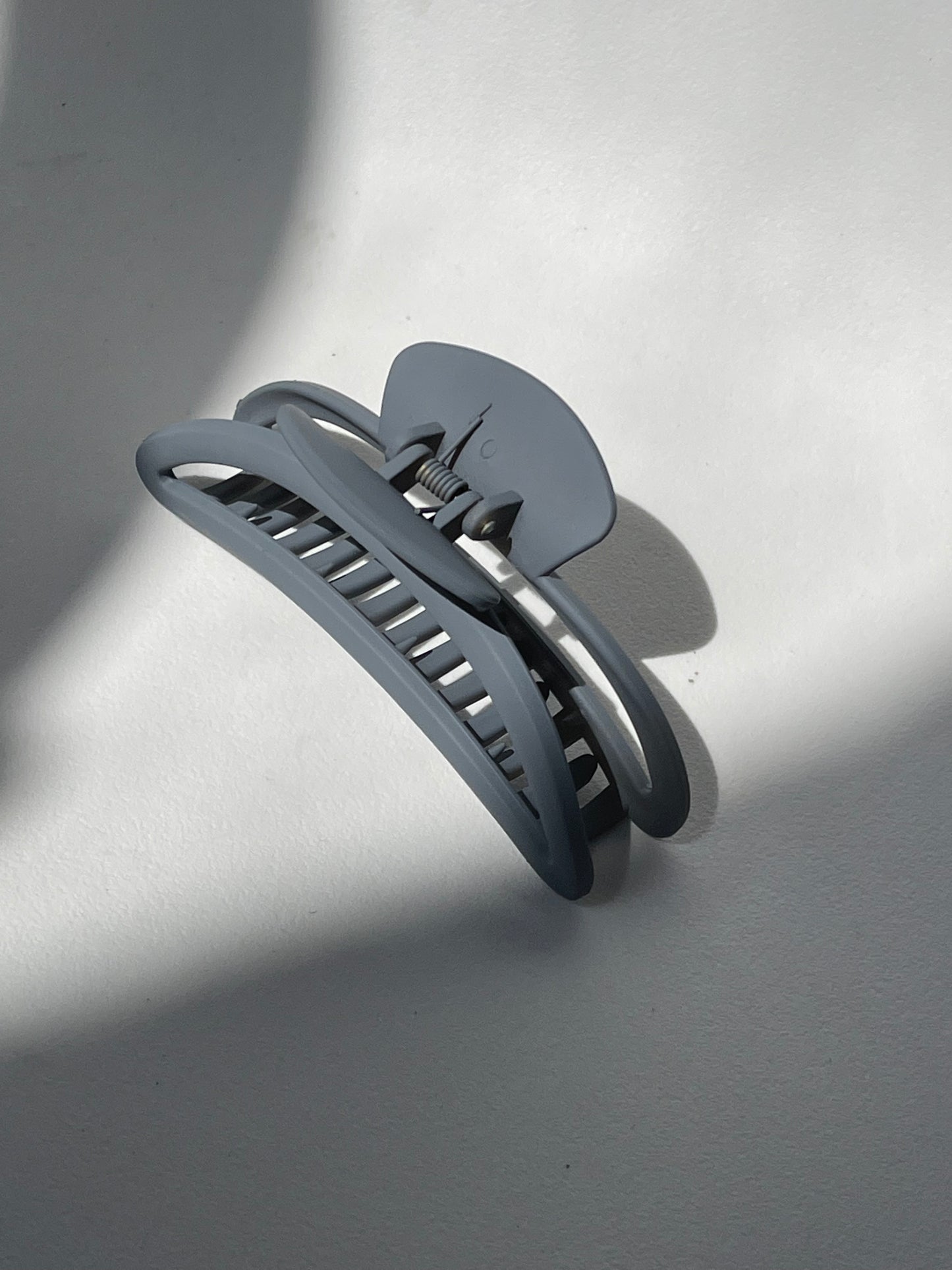 Peyton Hollow Arch Claw Clip In Grey
