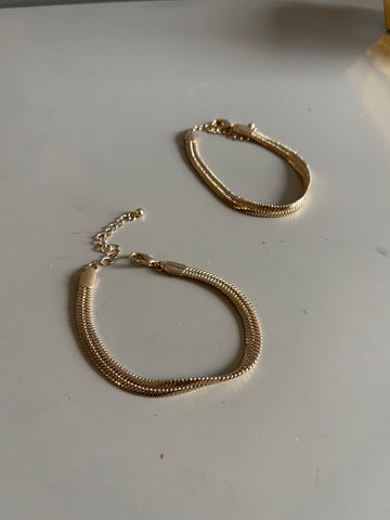 Flat Crum Snake Chain Bracelet Set In Gold