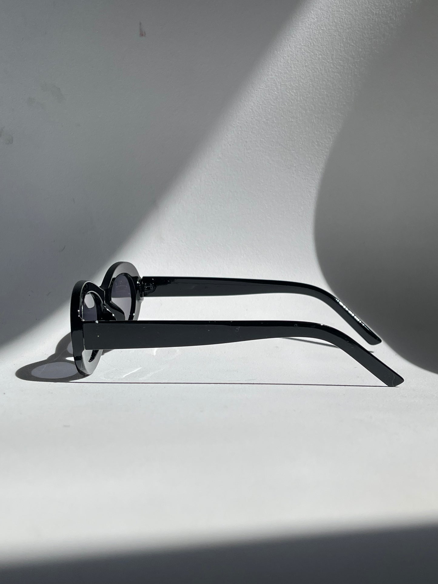 Sabrina Retro Oval Sunglasses In Jet Black