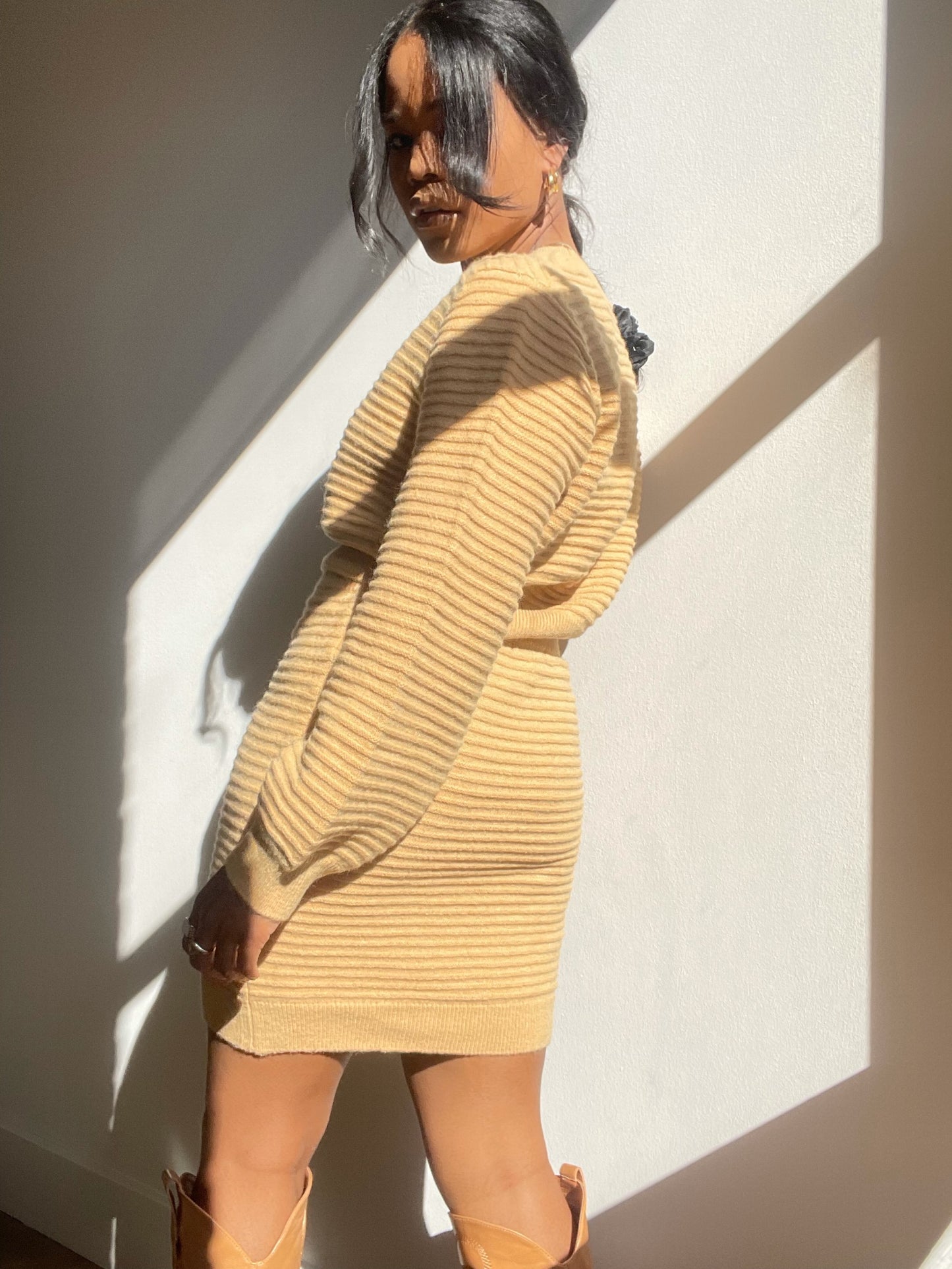 Tallulah Balloon Sleeve Cropped Sweater In Tan