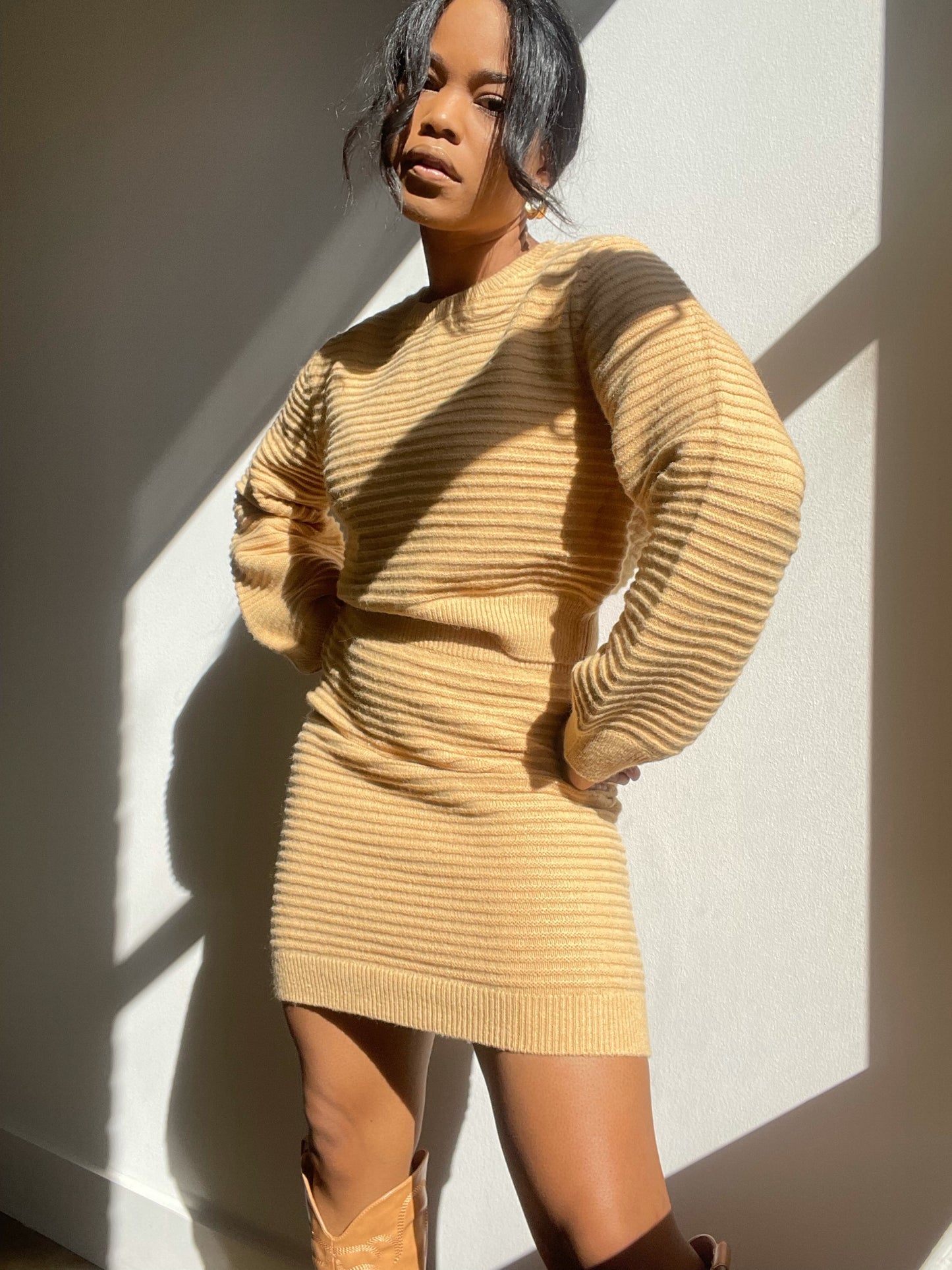 Tallulah Balloon Sleeve Cropped Sweater In Tan