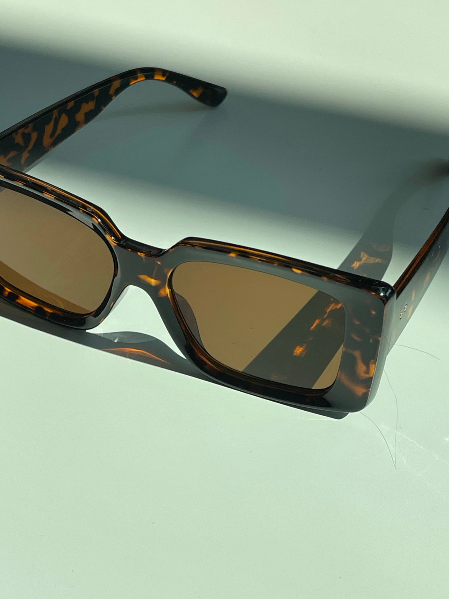 Tegan 70s Style Box Frame Sunglasses In Tortoise