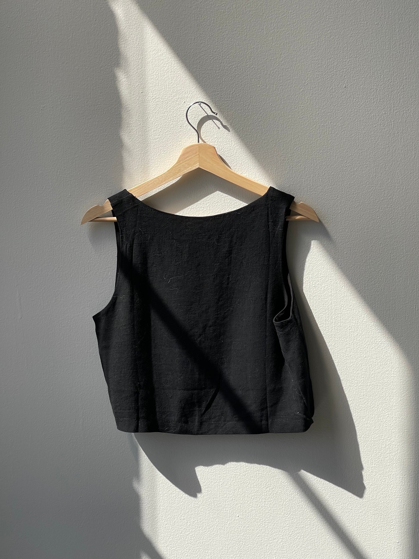 Abbie Cotton & Linen Crop Top In Black