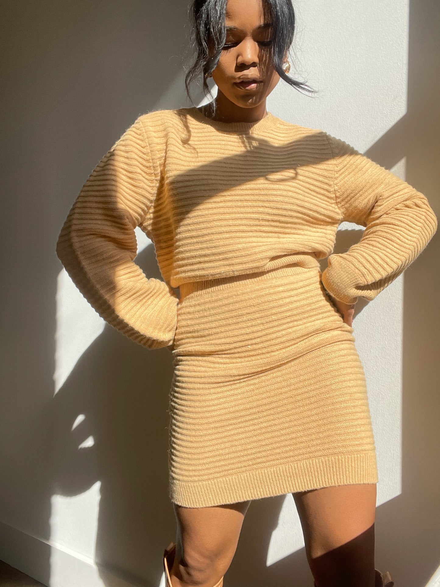 Tallulah Balloon Sleeve Cropped Sweater In Tan