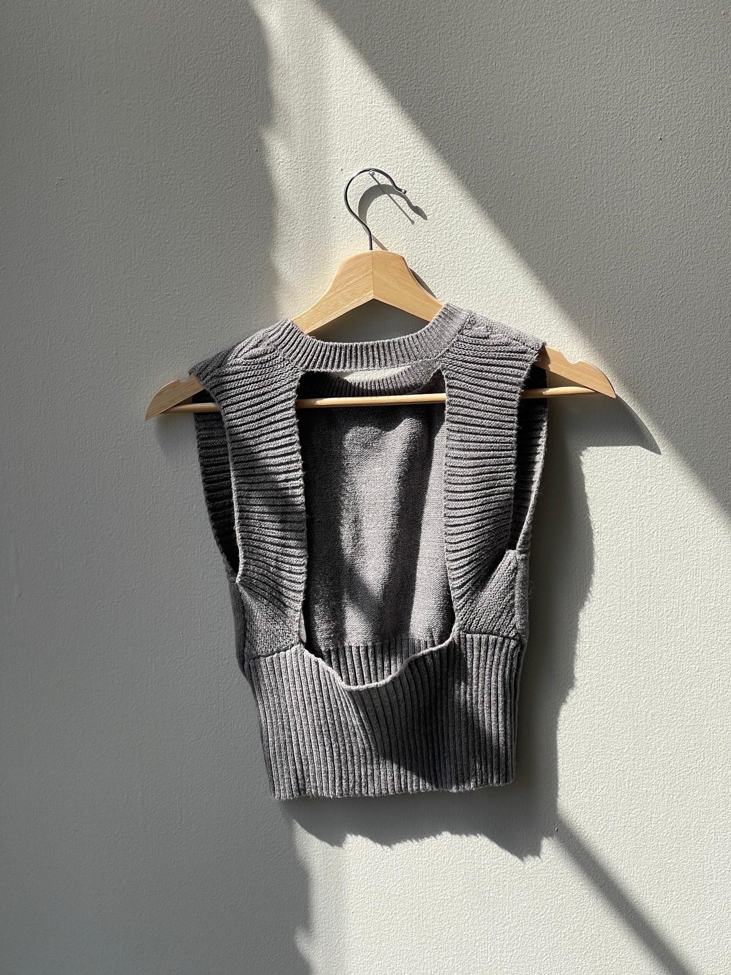 Chelsea Open Back Cropped Sweater Vest In Grey