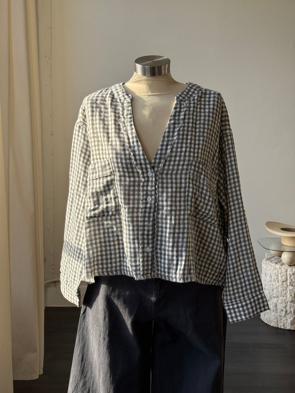 Carla Cotton Gingham Distressed Cropped Button Down In Grey
