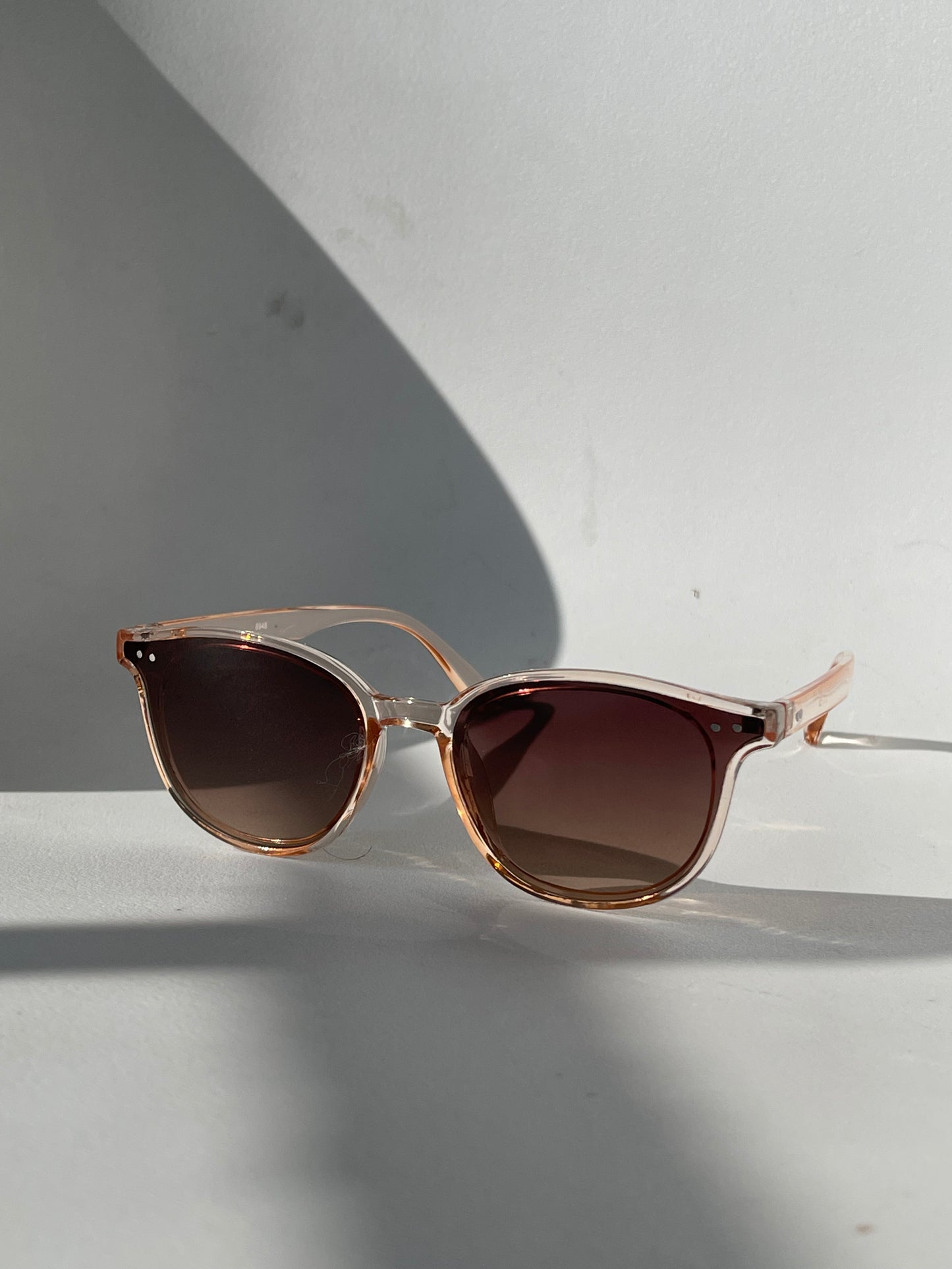 Abbey Classic 80s Style Double Stud Sunglasses In Peach