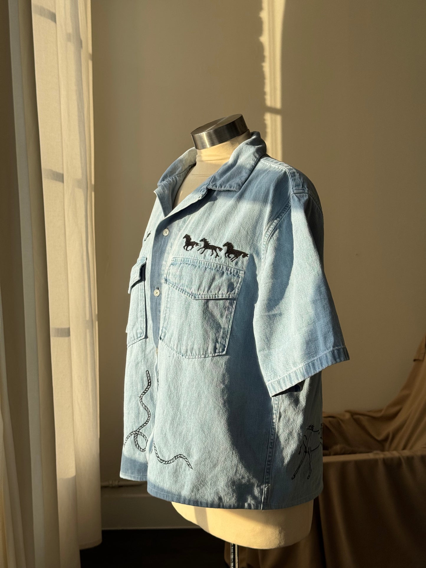 Judy Handcrafted Rodeo Workwear Embroidered Cropped Button Down Short Sleeve In Light Denim￼