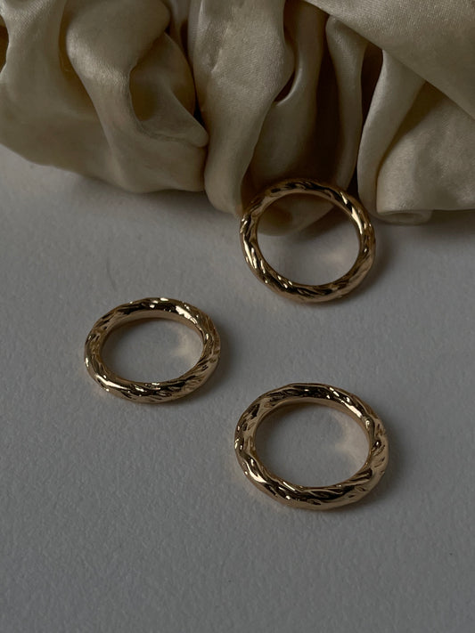 Charlie ￼Organic Etched Ring Set In Gold￼