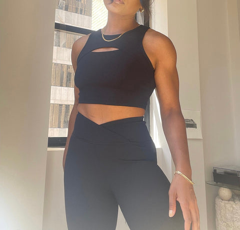 Sarai Ribbed Keyhole Sports Bra In Black