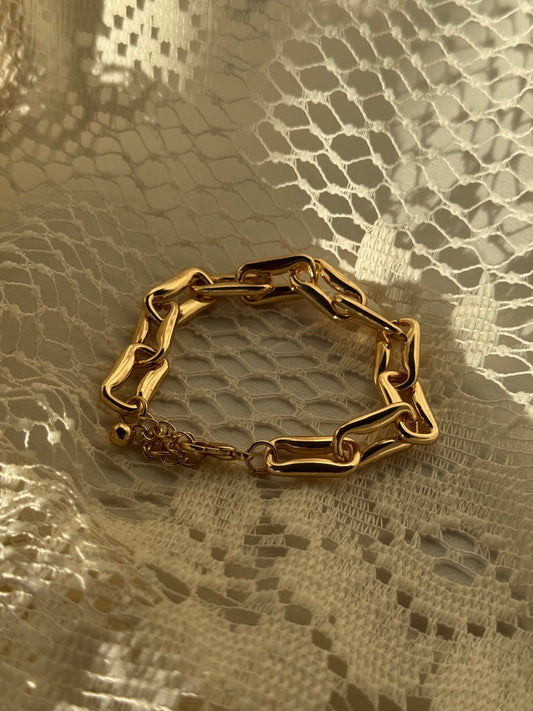 Harly Bubble Jumbo Chain Link Statement Bracelet In Matte Gold