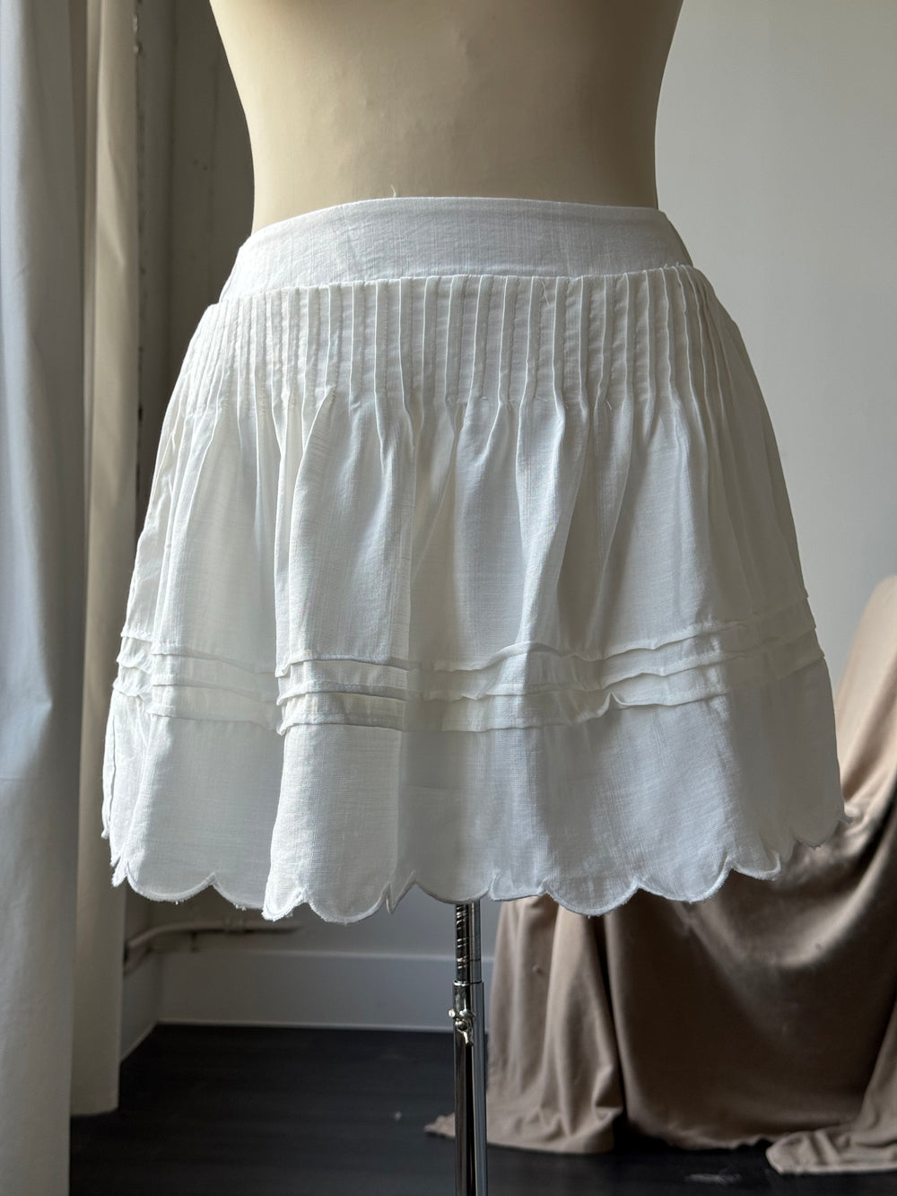 Ginny Cotton Pleated & Scallop Skirt In White