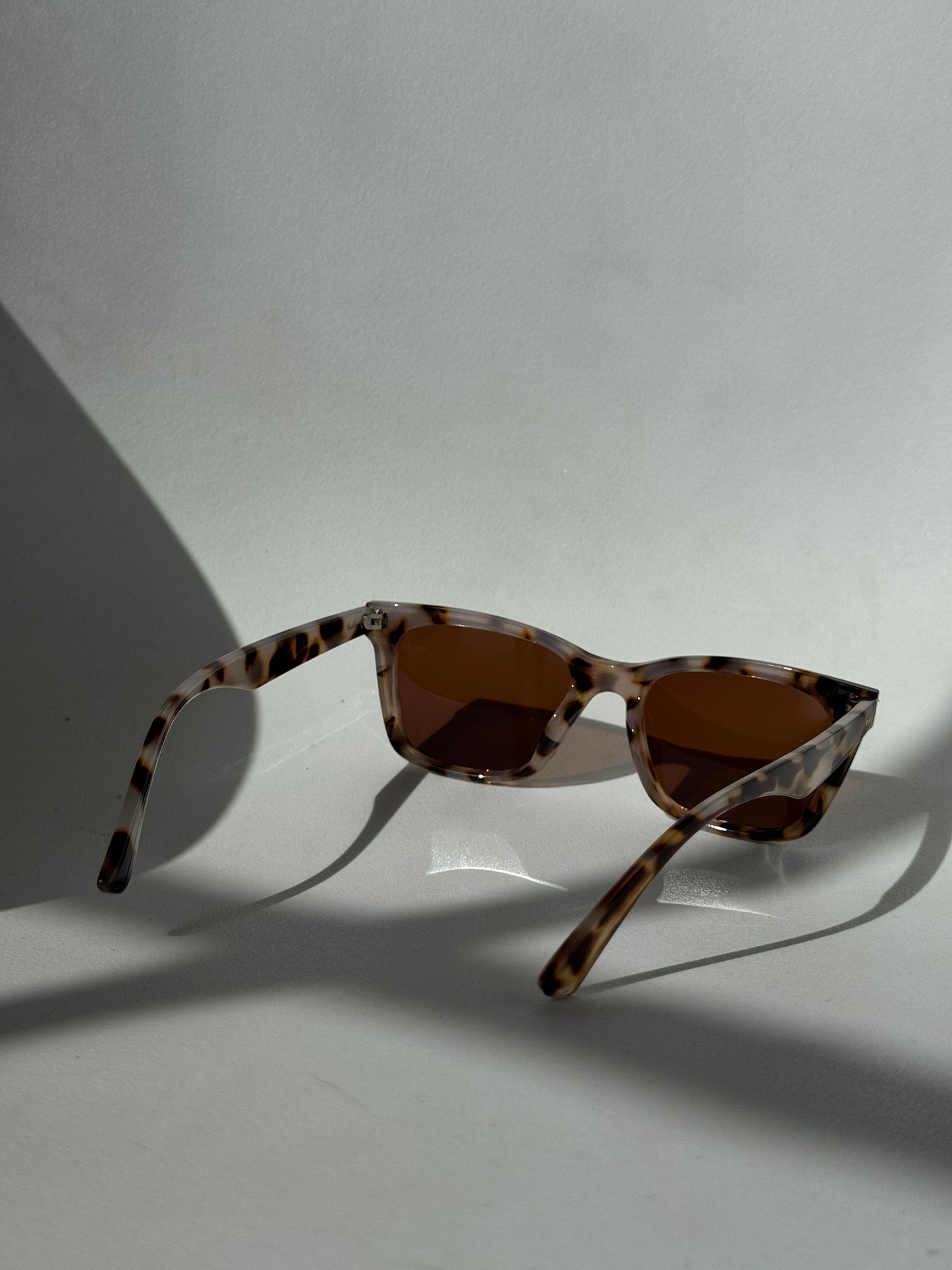 Tangi Triple Stud Classic Sunglasses In White Tortoise