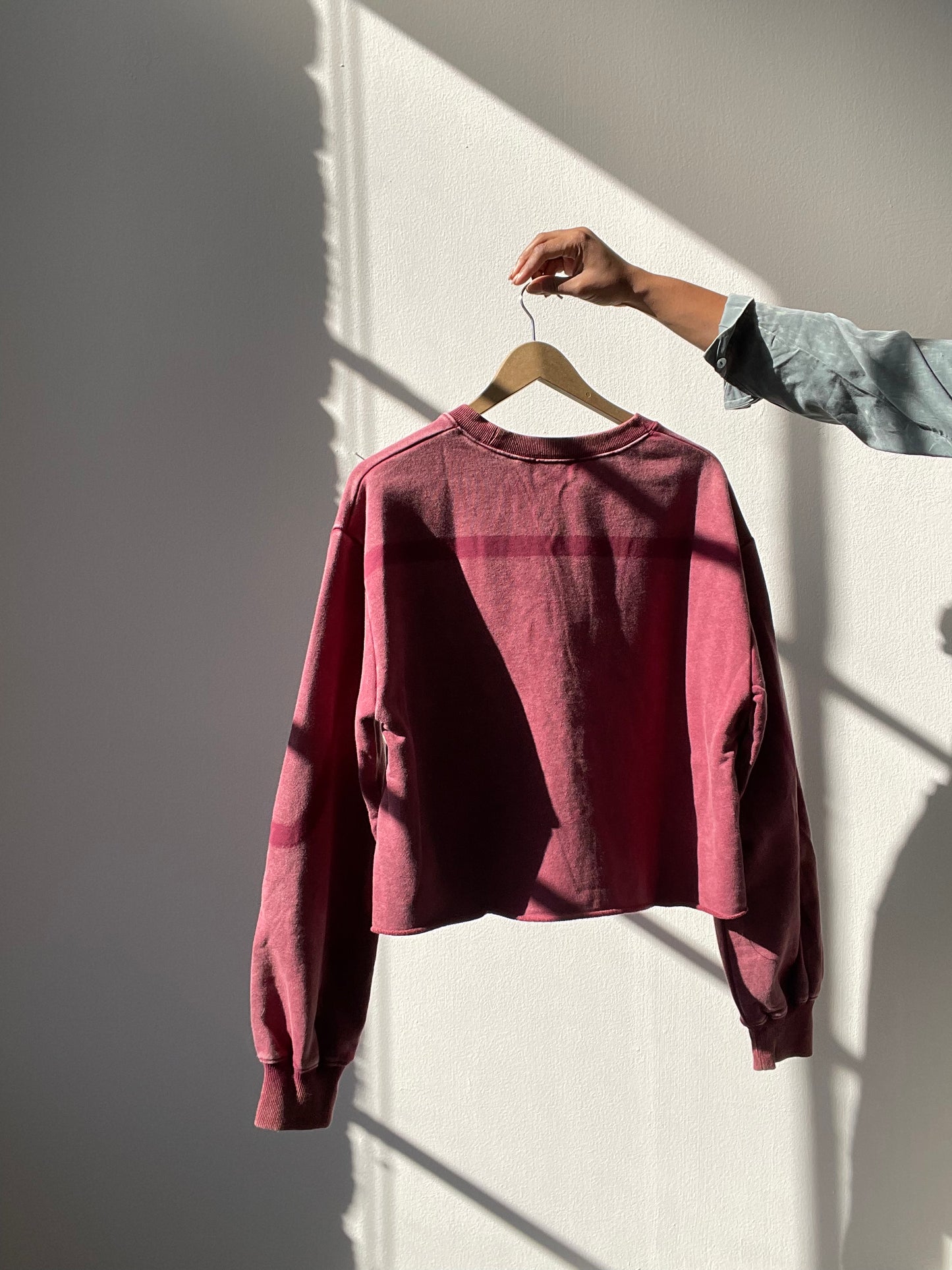 Jacqueline Cotton Artisan Wave Cropped Sweater In Cherry Merlot
