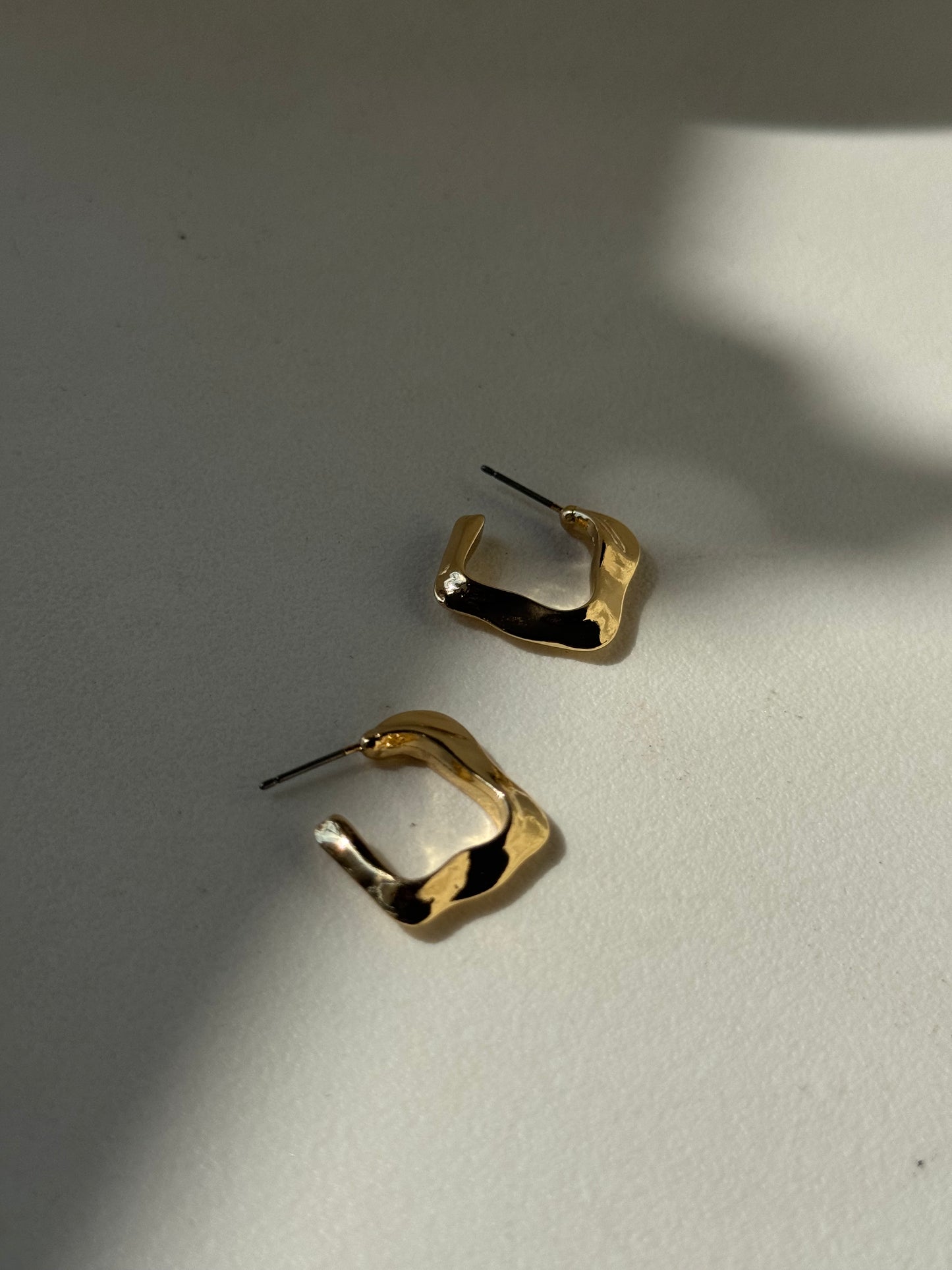 Ollie Organic Square Hug Hoop Earring In Gold