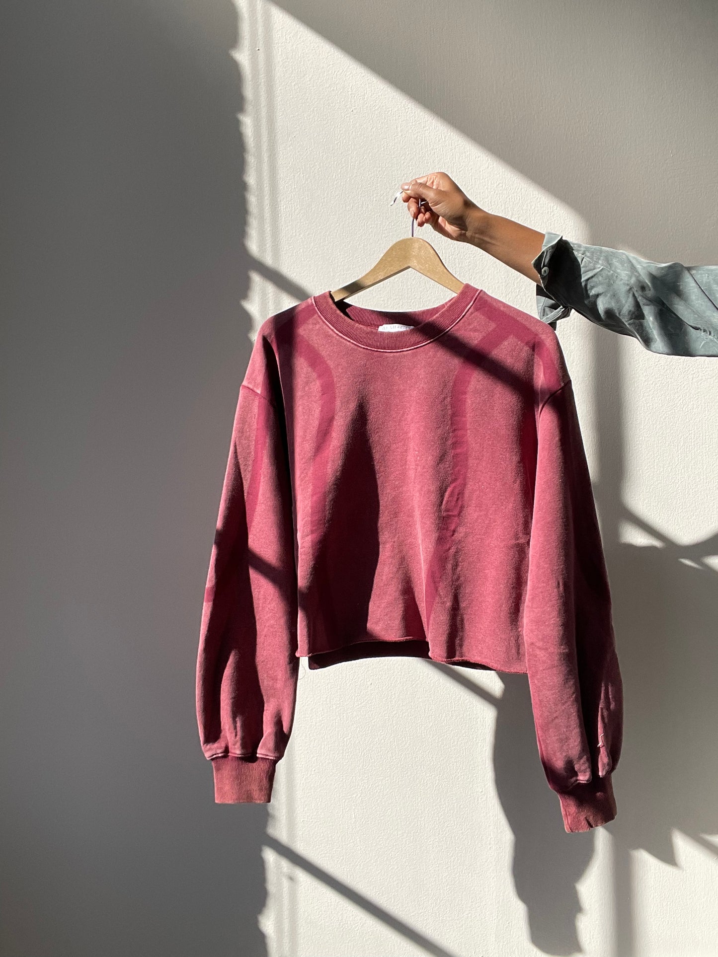 Jacqueline Cotton Artisan Wave Cropped Sweater In Cherry Merlot