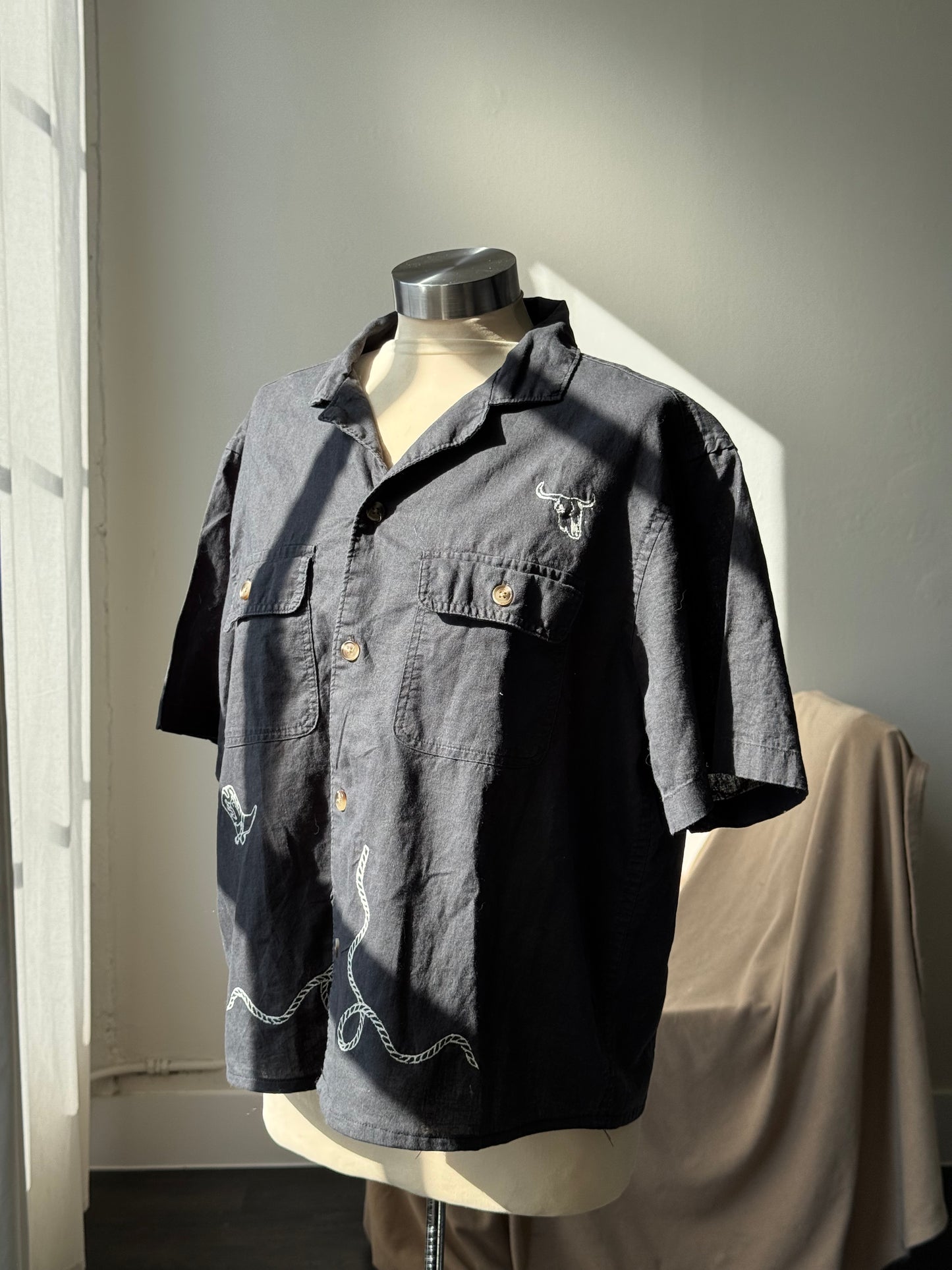 Judy Handcrafted Sad Songs Linen Cropped Button Down Short Sleeve In Vintage Black