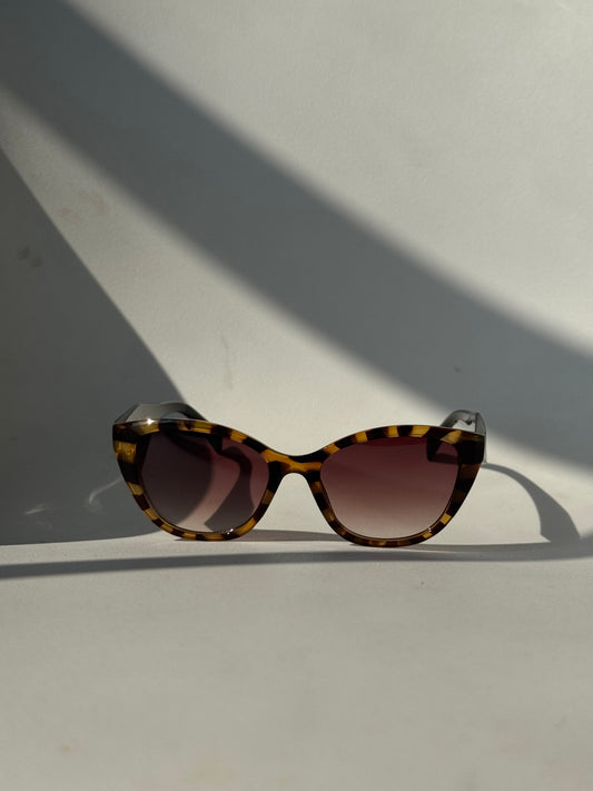 Abby Classic Cat Eye Sunglasses In Two Tone Black Tortoise