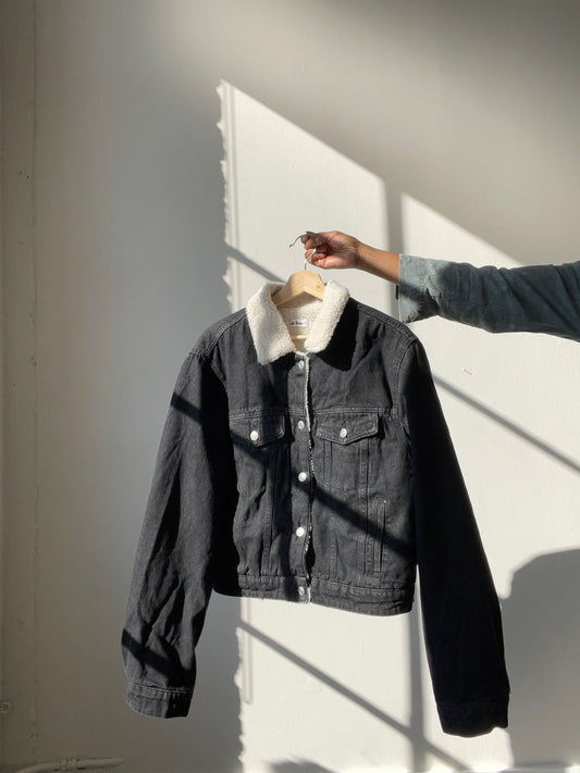 Edie Cotton Sherpa Lined Cropped Denim Jacket In Vintage Black