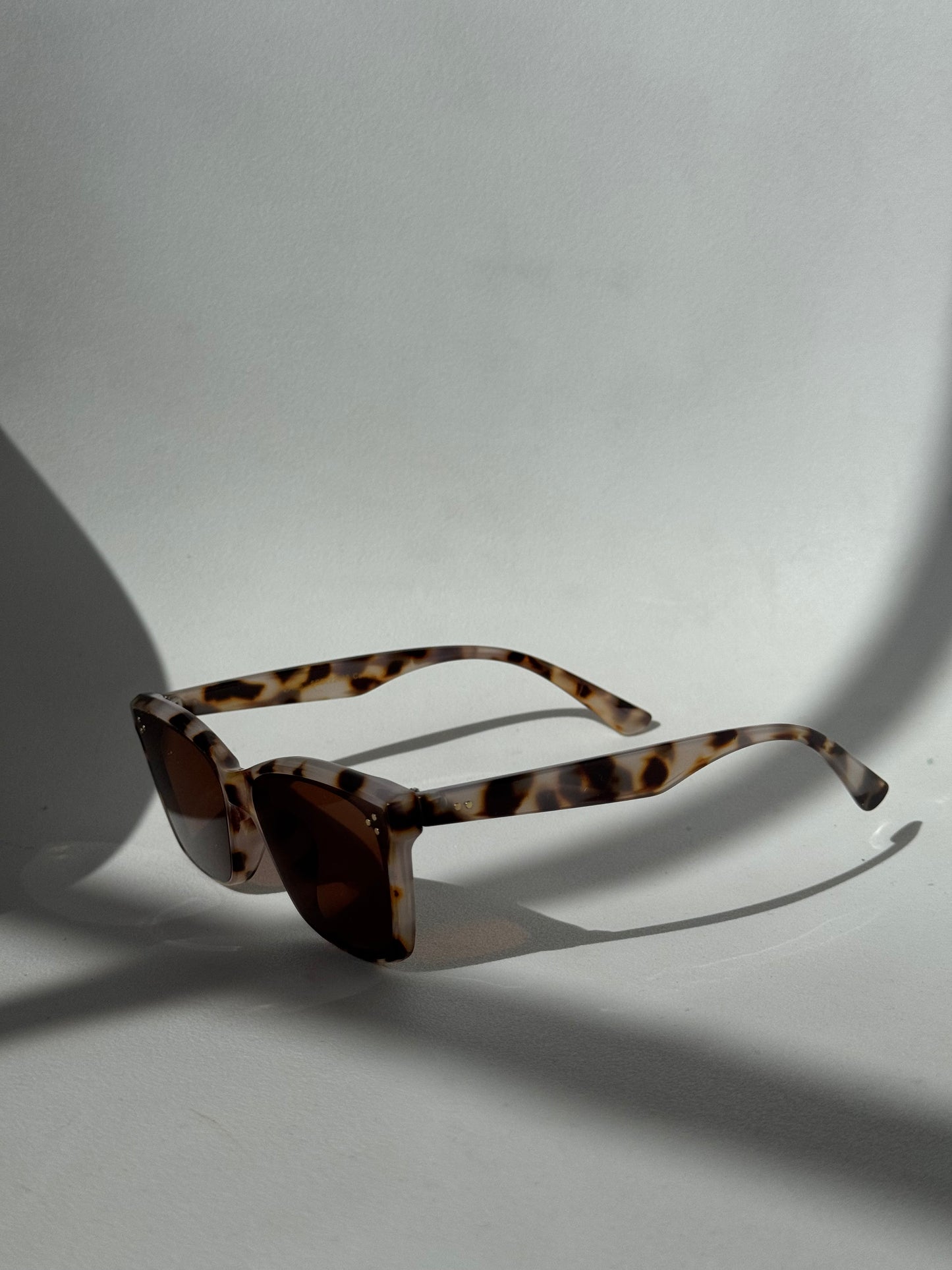 Tangi Triple Stud Classic Sunglasses In White Tortoise