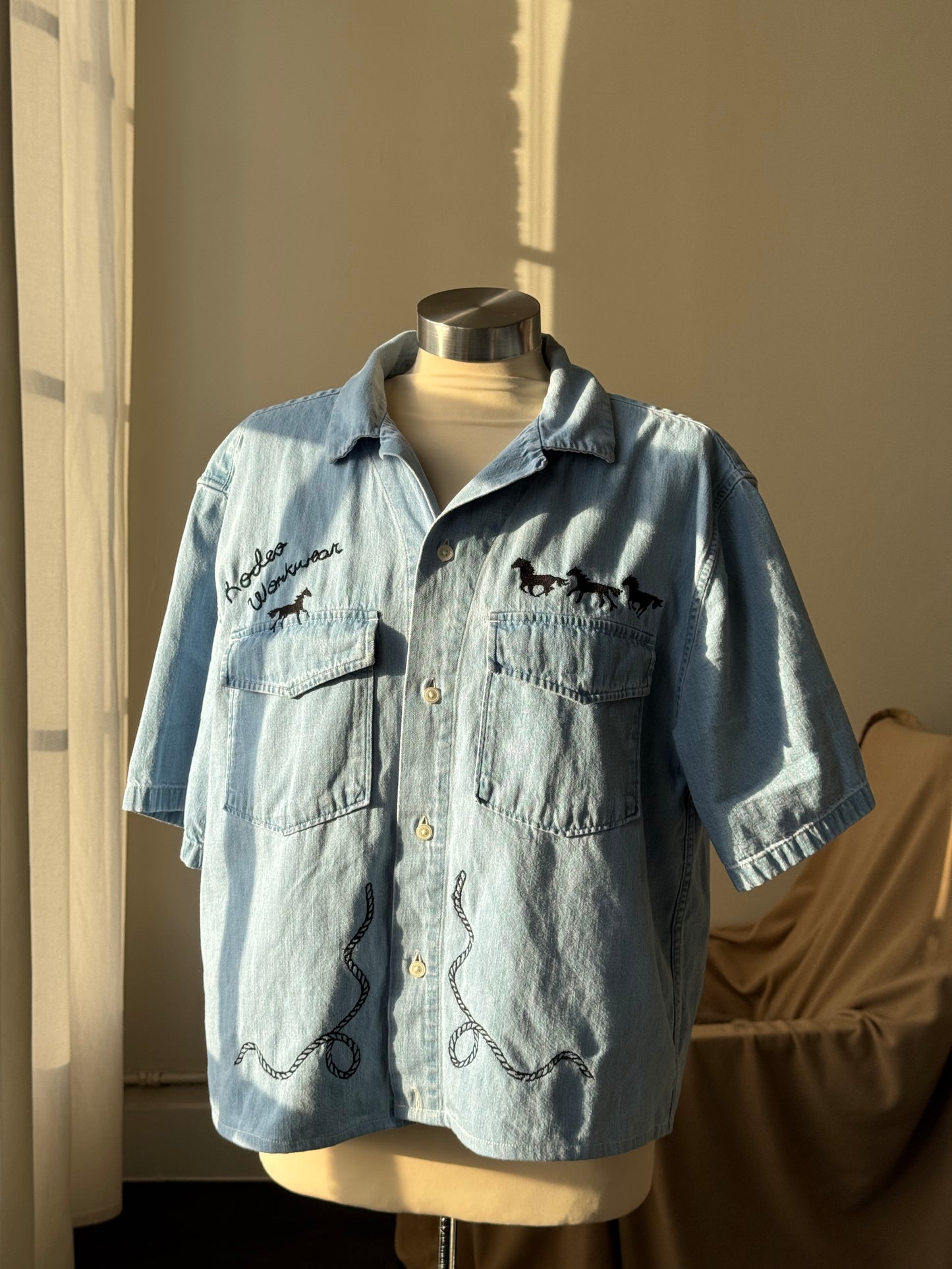 Judy Handcrafted Rodeo Workwear Embroidered Cropped Button Down Short Sleeve In Light Denim￼