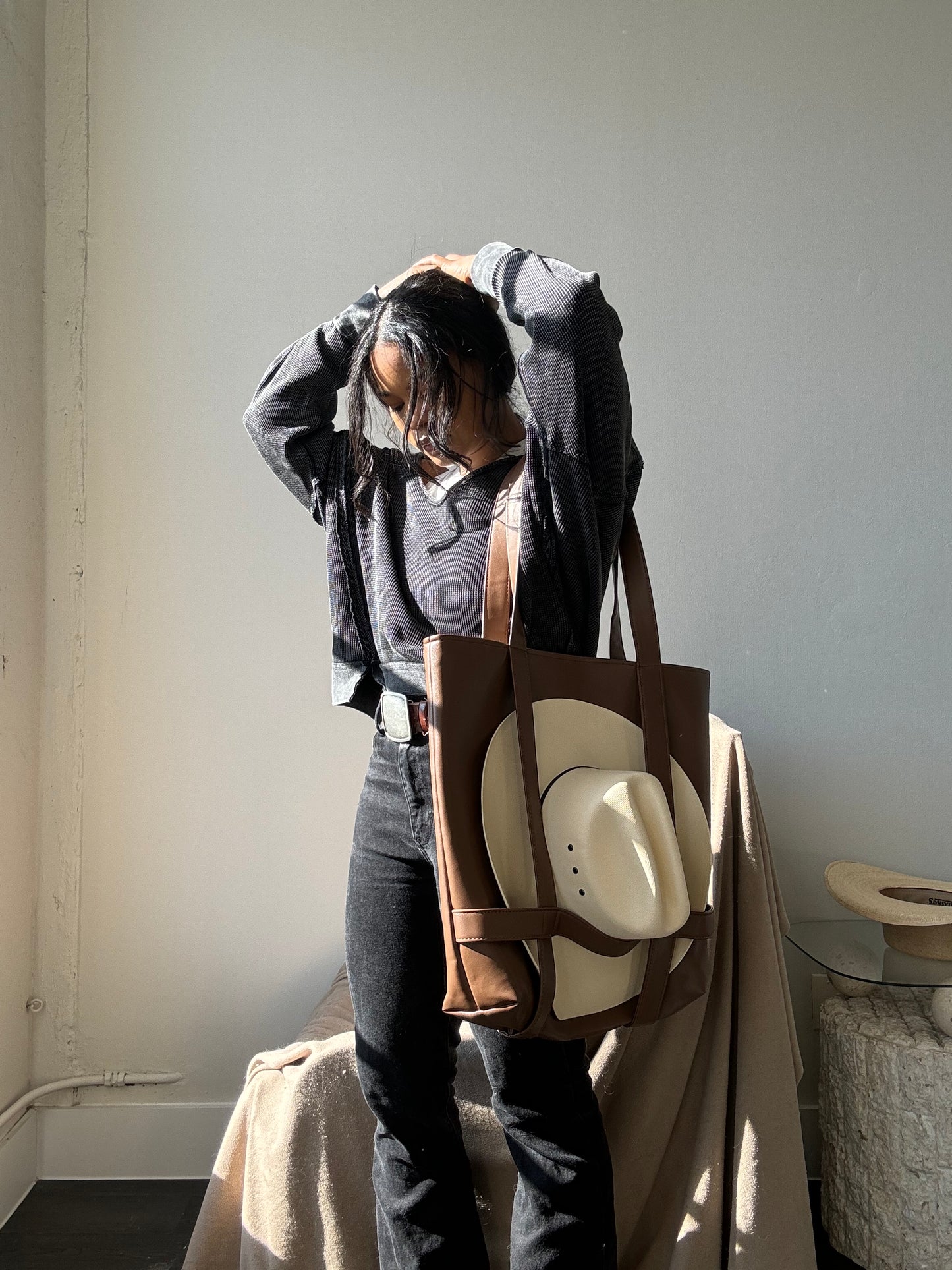 Gina Vegan Leather Tote Hat Holder Bag In Coffee