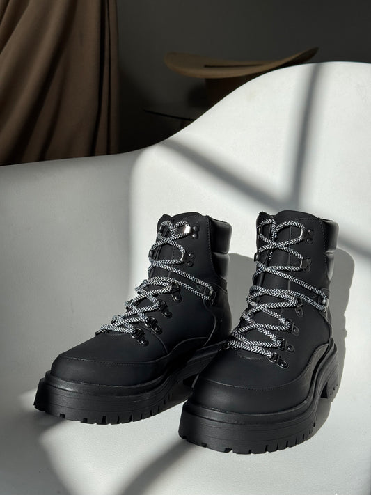 Edith 90s Style Lace Up Hike Boots In Black