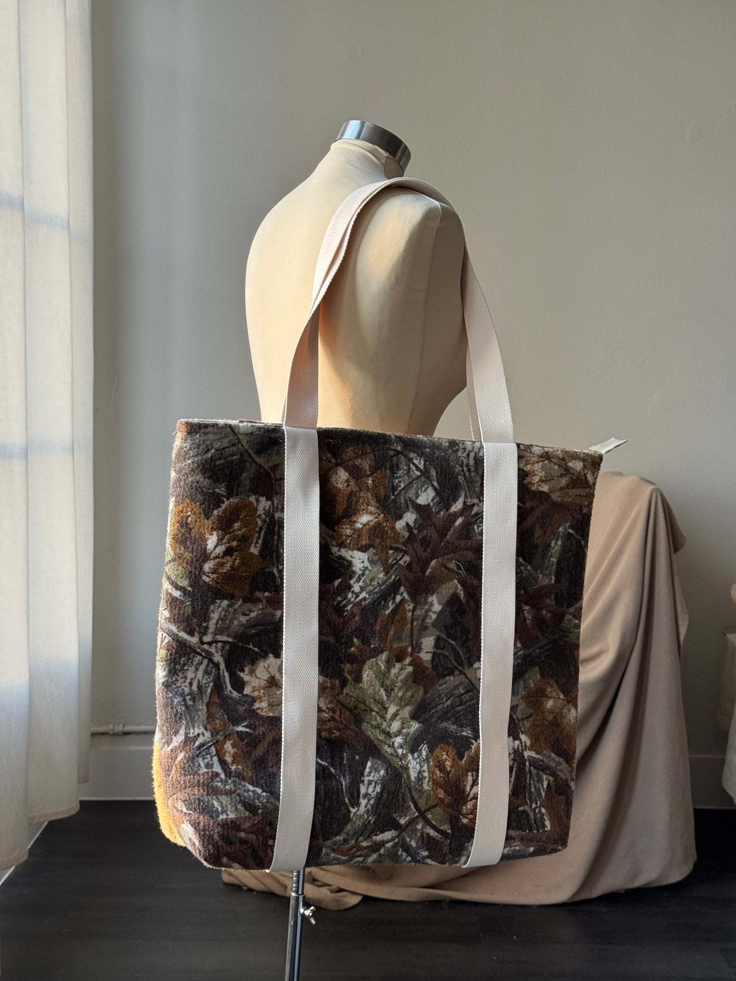 Magnus Vintage Handcrafted Tote Hat Holder Bag XL