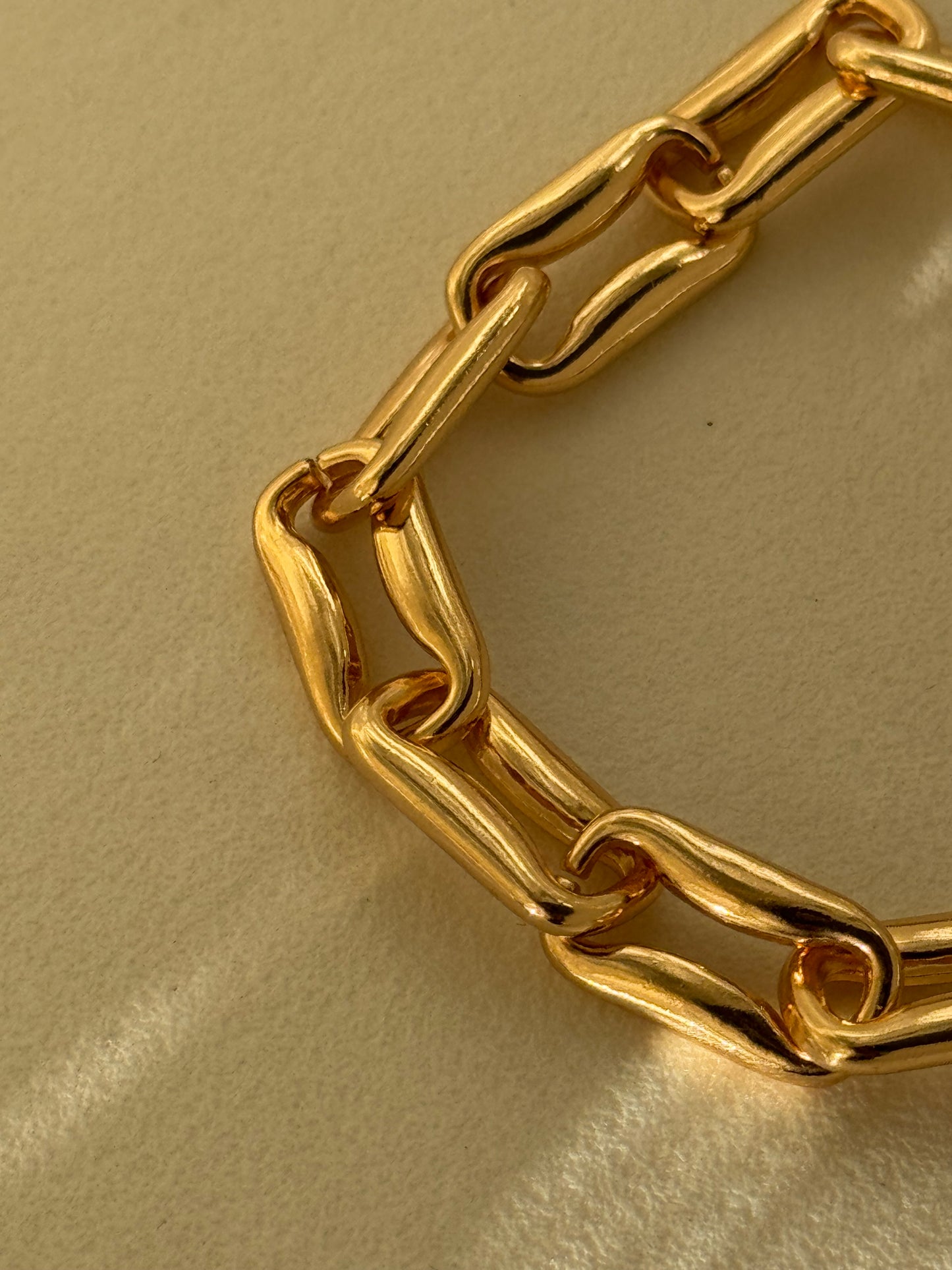 Harly Bubble Jumbo Chain Link Statement Bracelet In Matte Gold