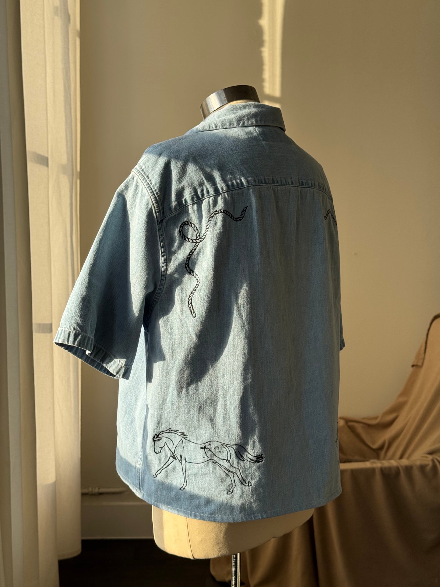 Judy Handcrafted Rodeo Workwear Embroidered Cropped Button Down Short Sleeve In Light Denim￼