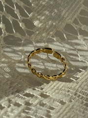 Kayla Classic Flat Twist Band Ring In Gold