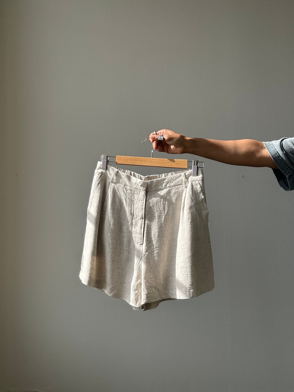 Laura Linen & Cotton Classic Shorts In Natural