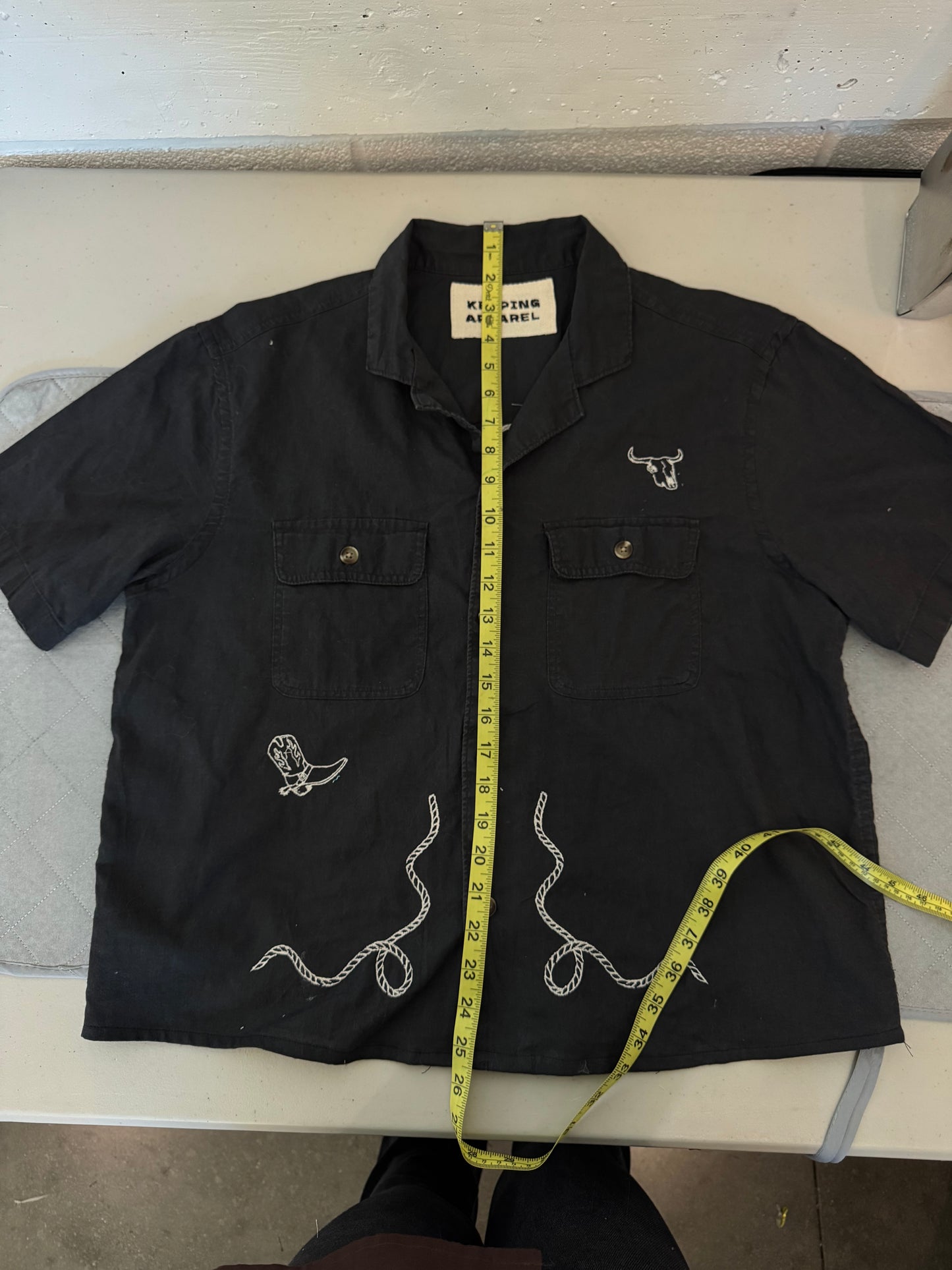 Judy Handcrafted Sad Songs Linen Cropped Button Down Short Sleeve In Vintage Black