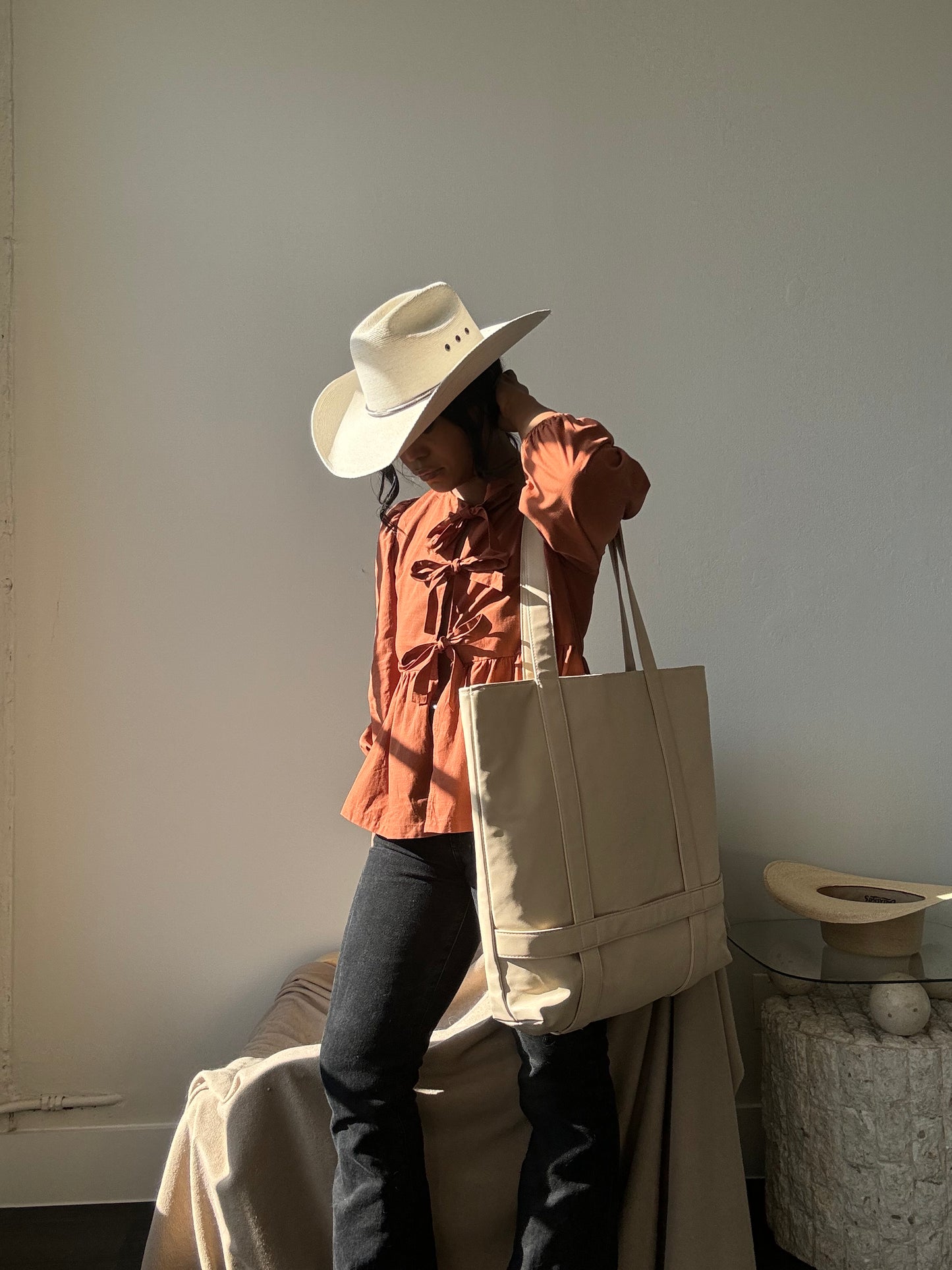 Gina Vegan Leather Tote Hat Holder Bag In Cream