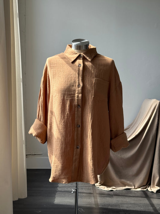 Trish Classic Cotton Boyfriend Button Down In Mocha