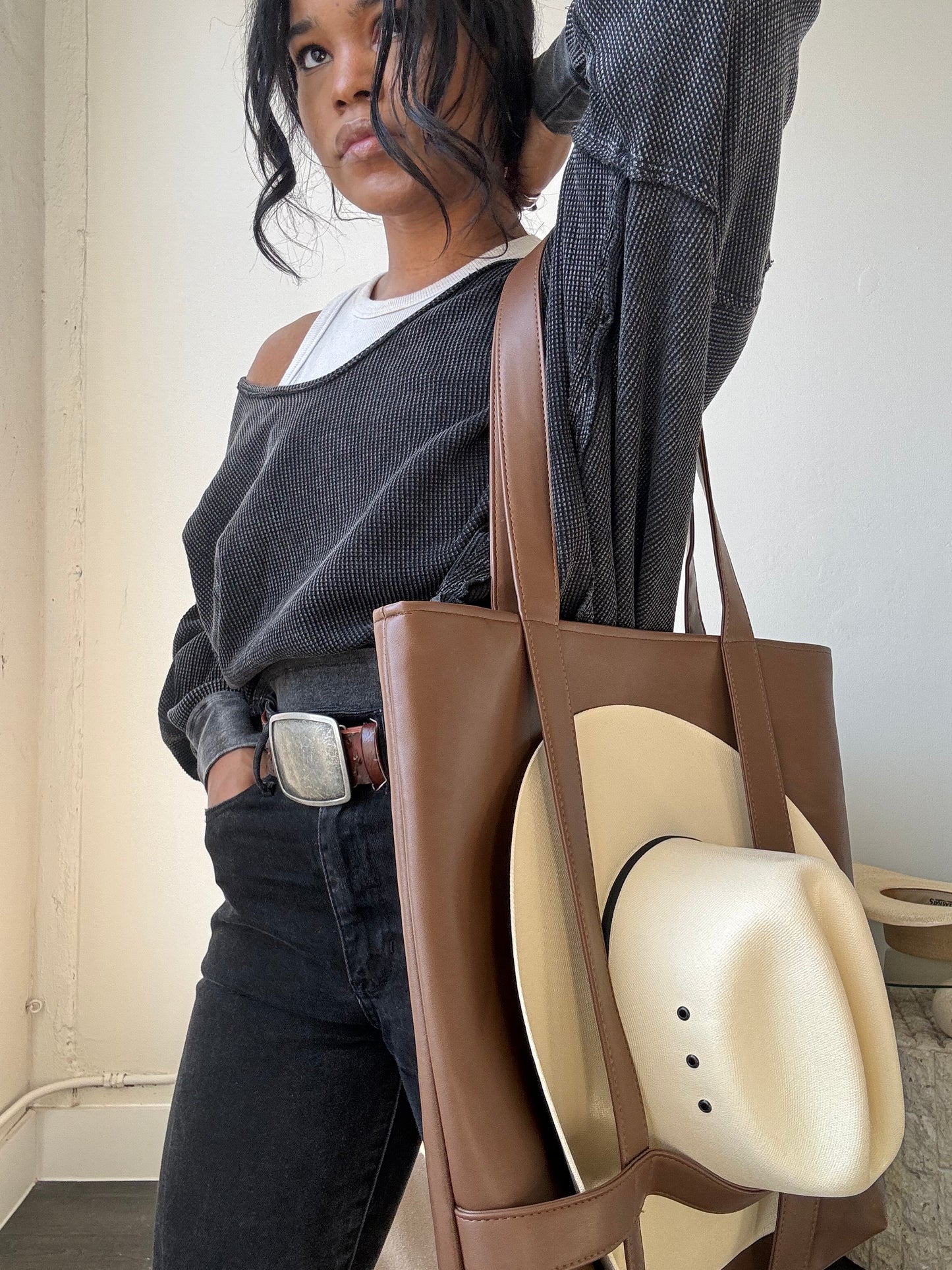 Gina Vegan Leather Tote Hat Holder Bag In Coffee