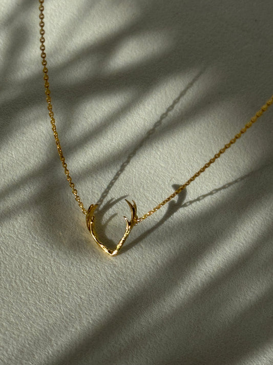 Hailey Antler Charm Necklace In Gold￼