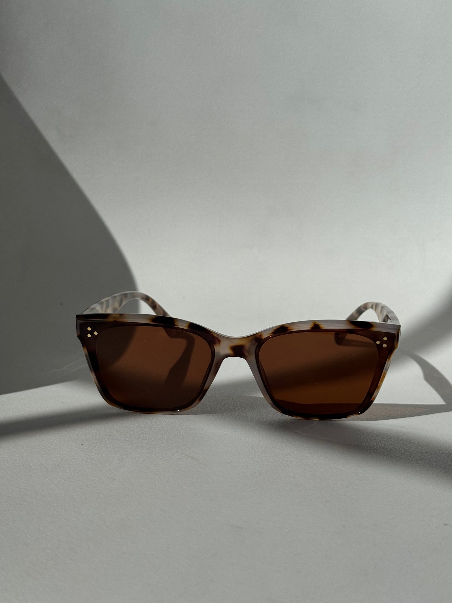 Tangi Triple Stud Classic Sunglasses In White Tortoise