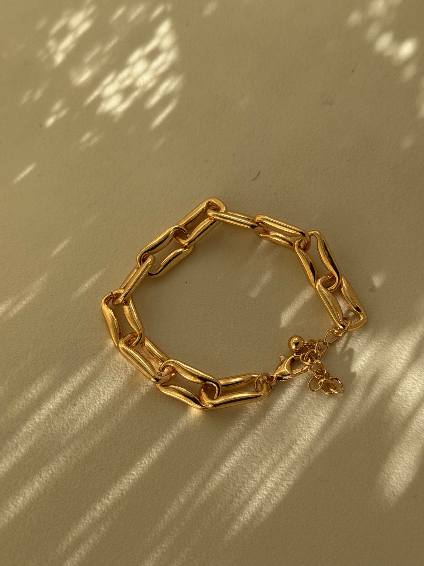 Harly Bubble Jumbo Chain Link Statement Bracelet In Matte Gold