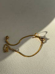 Kinsley Herringbone Stainless Steel Chain Bow Bracelet In Antique Gold