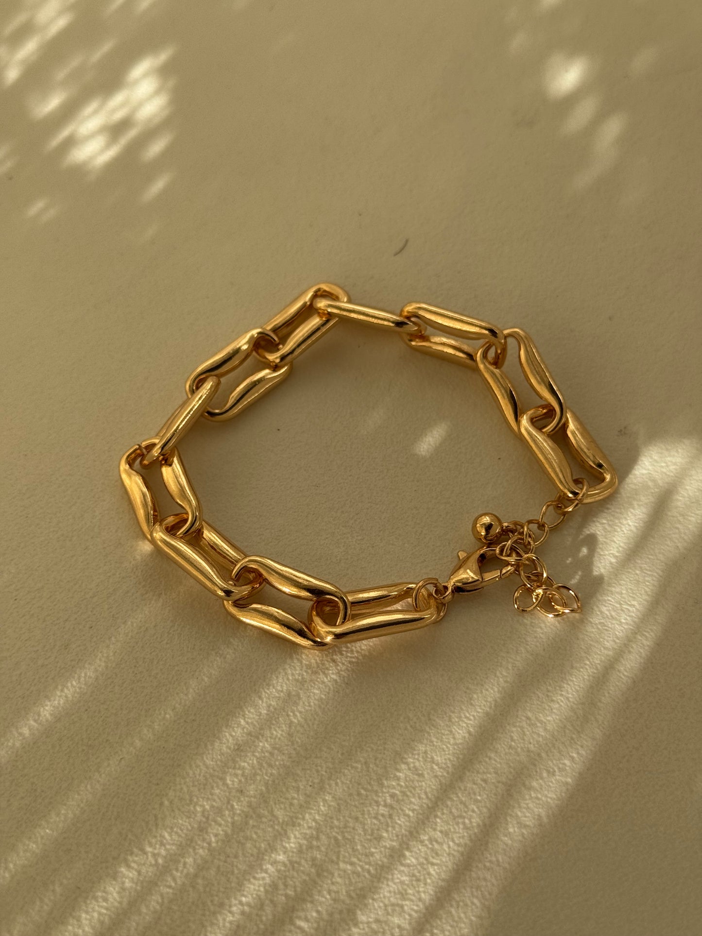 Harly Bubble Jumbo Chain Link Statement Bracelet In Matte Gold