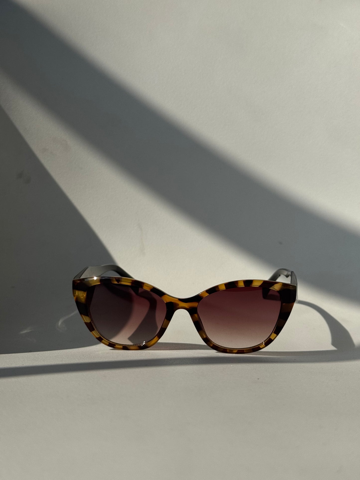 Abby Classic Cat Eye Sunglasses In Two Tone Black Tortoise