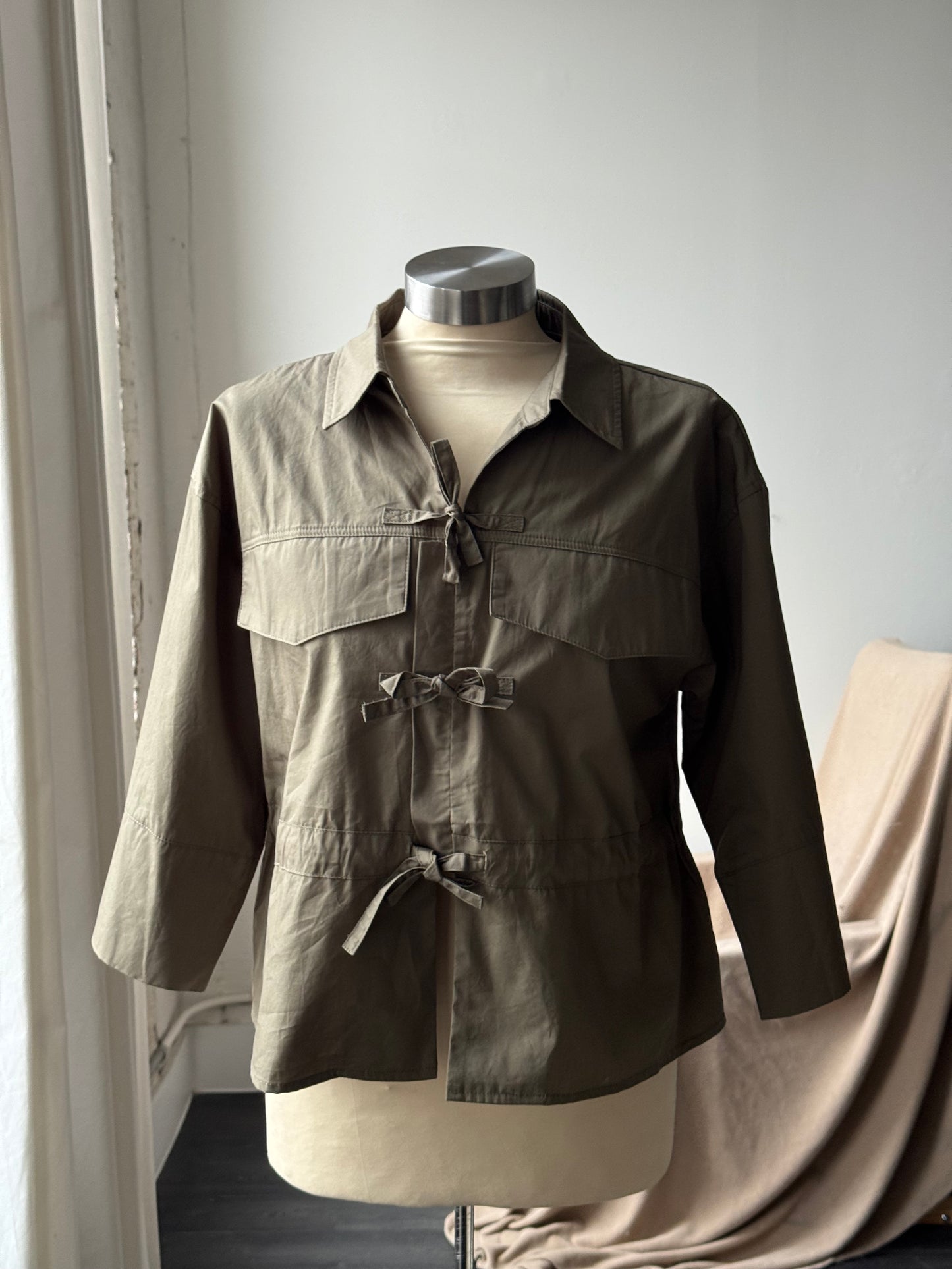 Robin Cotton 3/4 Sleeve Tie Front Top In Forest