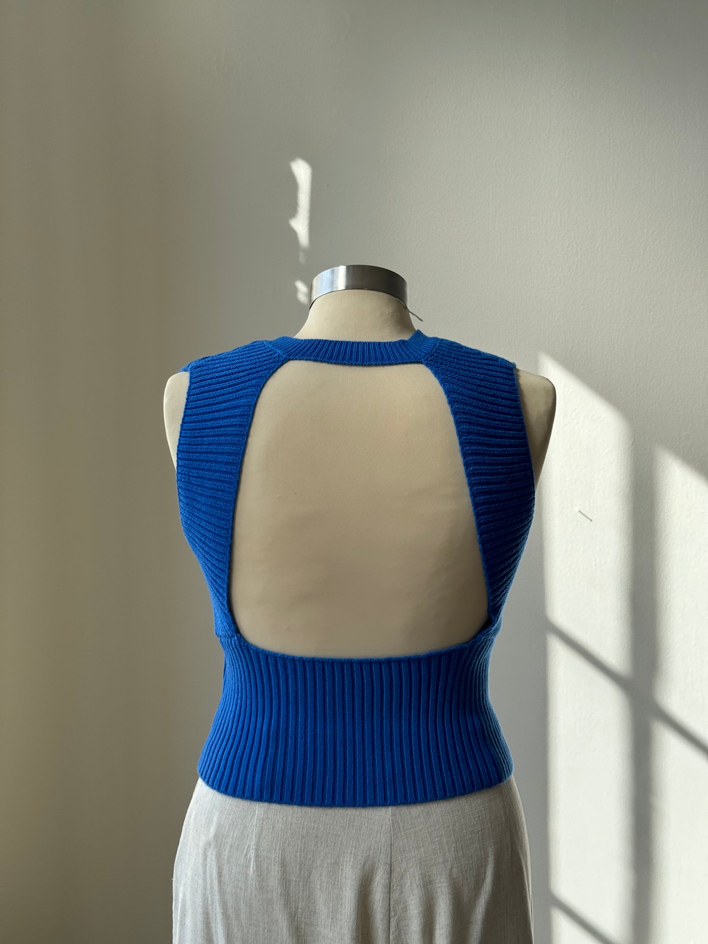 Chelsea Open Back Cropped Sweater Vest In Electric ￼Blue